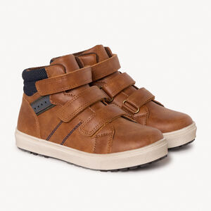 Μποτάκι καφέ με τριπλό κλείσιμο velcros και μπλε ναυτικές λεπτομέρειες για αγόρι 