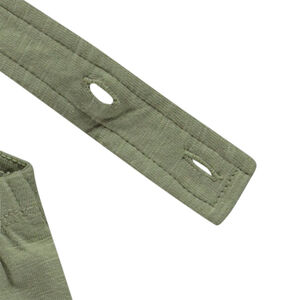 "Μονόχρωμο σορτς με ρυθμιζόμενες τιράντες στην πλάτη για κορίτσι" 