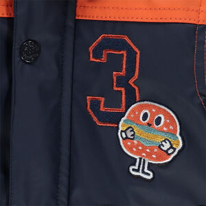 Δίχρωμο αδιάβροχο παρκά με επένδυση από συνθετική γούνα sherpa και απλικέ σήματα σάντουιτς 