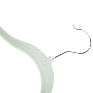 Σετ από 6 βελουτέ κρεμάστρες σε πράσινο χρώμα 