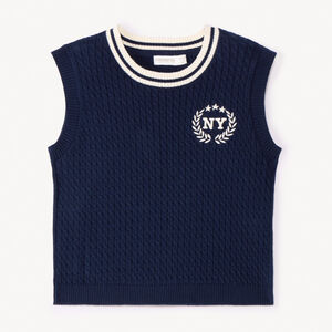 Αμάνικο πλεκτό με διακοσμητικές πλεξούδες και κέντημα για κορίτσι 