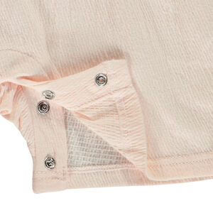 Ολόσωμο σορτς effet τσαλακωμένο με κεντημένο λουλούδι για bebe κορίτσι 