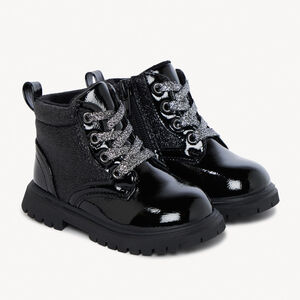 Μαύρα βρεφικά μποτάκια με λούστρο, glitter και φερμουάρ 