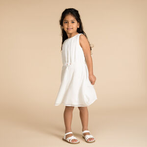 Φόρεμα μονόχρωμο από πλεκτό με ανοιχτή πλάτη και λουλούδια για κορίτσι 