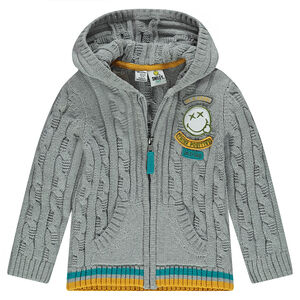 Πλεκτή ζακέτα με κουκούλα και σήμα ©Smiley 