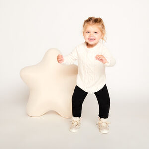 Πλεκτό μονόχρωμο πόντσο για μωρό κορίτσι 