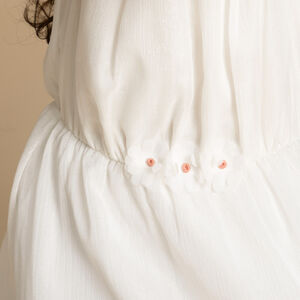 Φόρεμα μονόχρωμο από πλεκτό με ανοιχτή πλάτη και λουλούδια για κορίτσι 