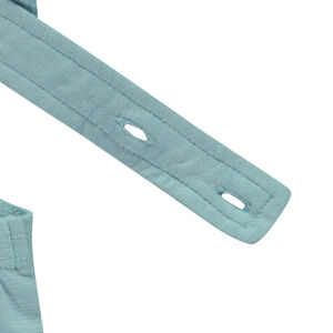 "Μονόχρωμο σορτς με ρυθμιζόμενες τιράντες στην πλάτη για κορίτσι" 